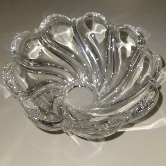 Unknown Other - Small glass swirl bowl